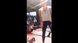 泠姊gym直播，但我都不知眼睛該看那裡