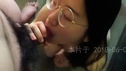 露脸颜射清纯眼镜女神